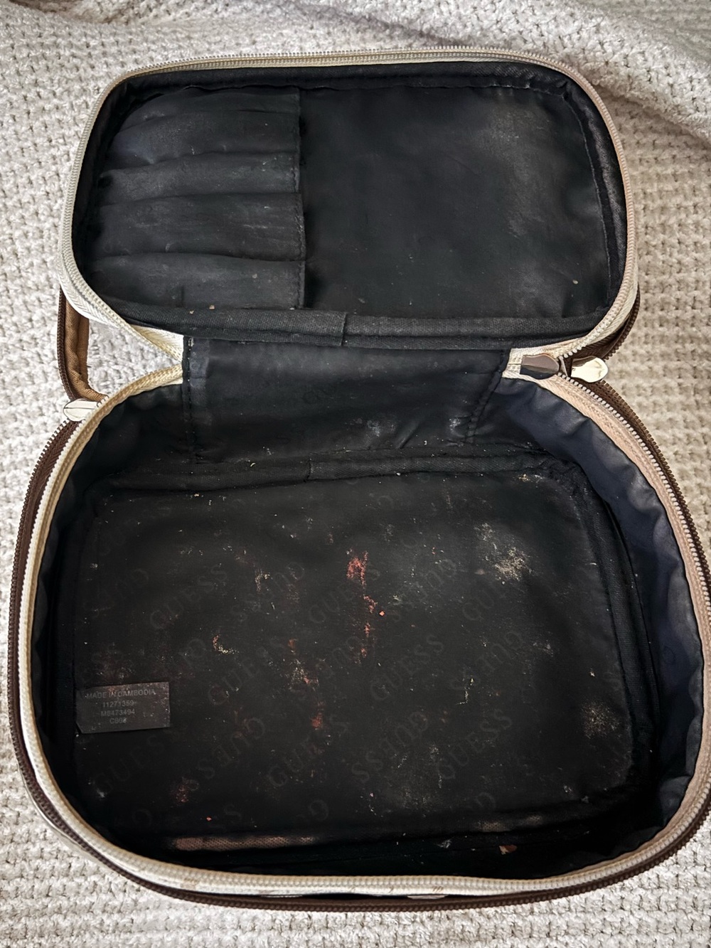 Guess Cosmetic Train Case set - Picture 7 of 8
